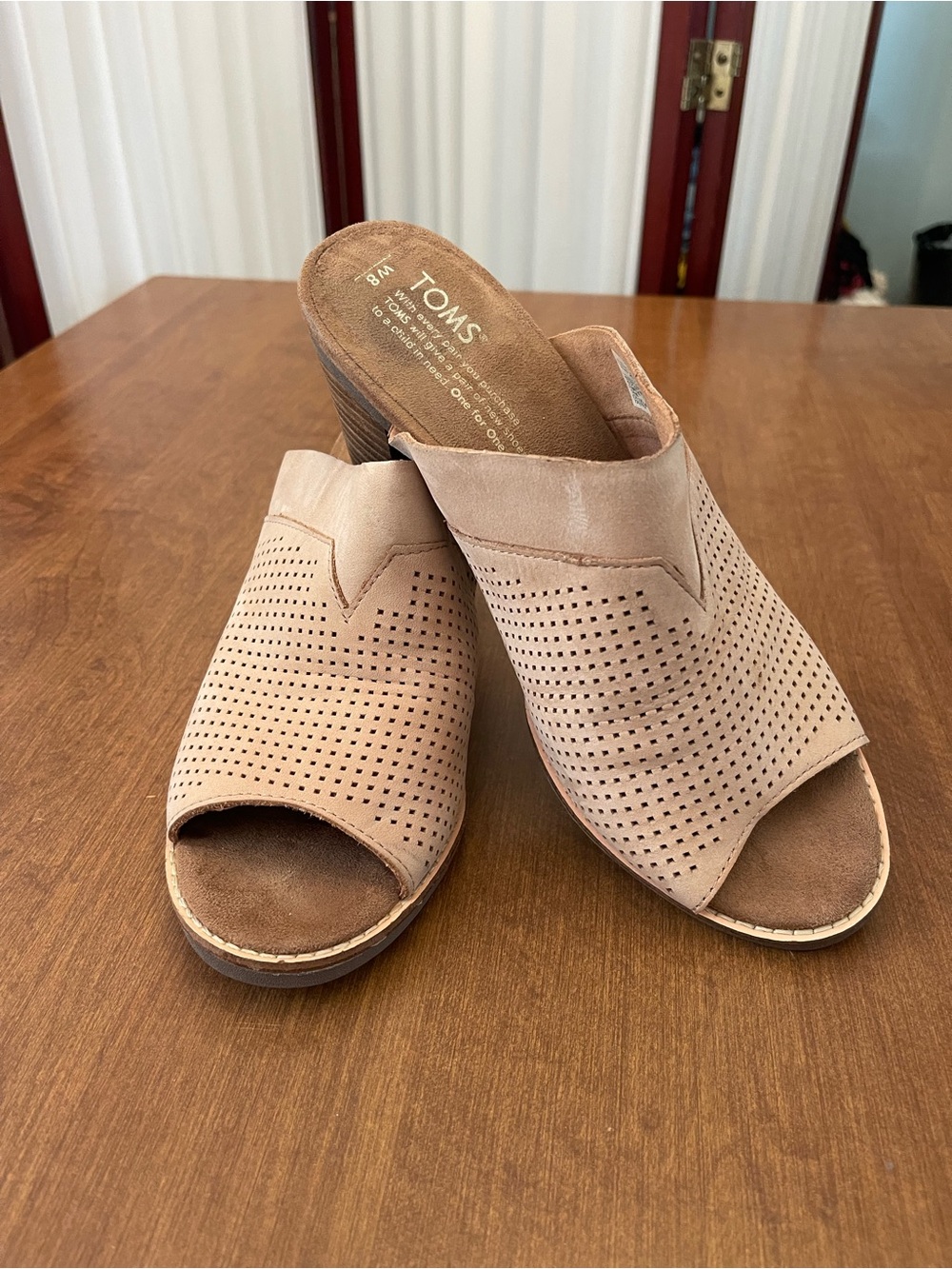TOMS Women's Perforated Peep-Toe Mule 8M NEW